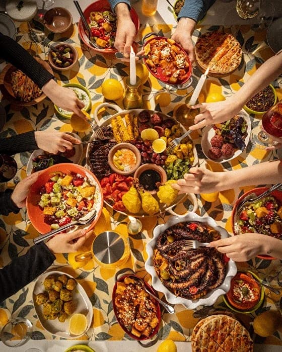 Общий стол в Pame Taverna